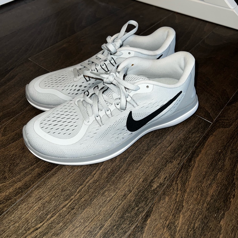Women’s Nike Sneakers Size 8.5